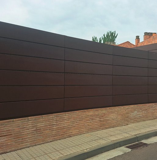 Cerramiento metálico - Perspectiva lateral del perímetro mostrando continuidad estética