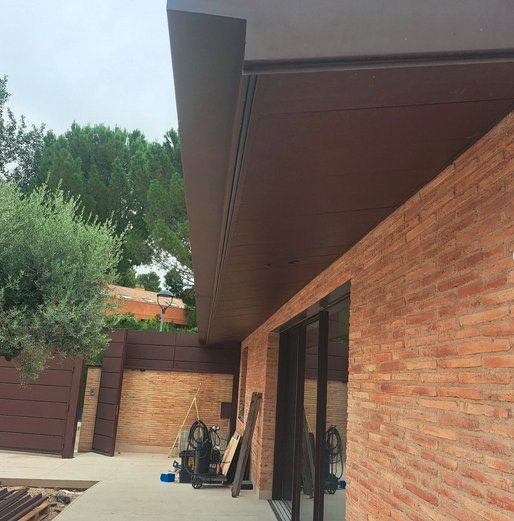 Detalle de esquina del cerramiento con acabado superior y remates metálicos