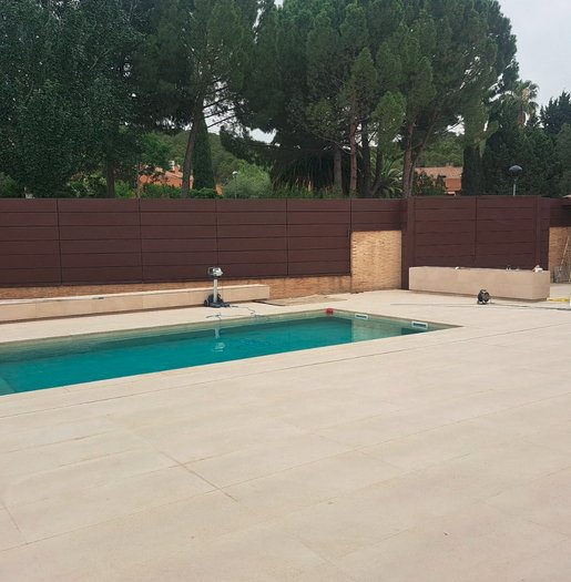 Acabado superior del cerramiento con chapa metálica plegada para protección contra lluvia