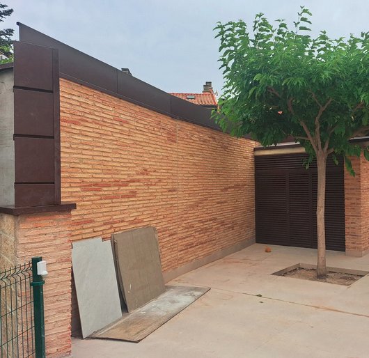 Vista general del cerramiento perimetral completo instalado en Zaragoza