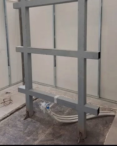Detalle de refuerzos estructurales en estructura metálica publicitaria