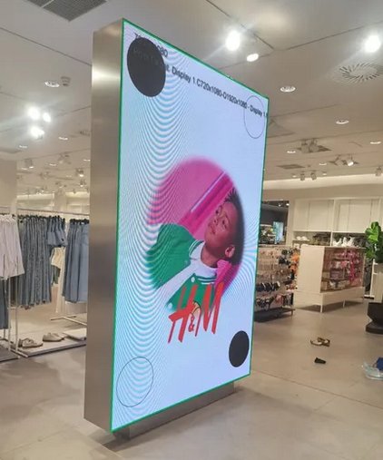 Estructura metálica con pantalla publicitaria instalada