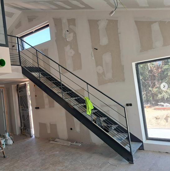 Escalera metálica de acero galvanizado instalada en vivienda particular - Ejemplo de proyecto