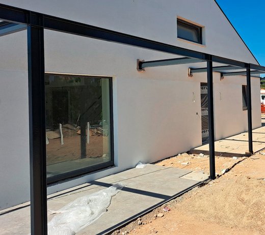 Detalle de uniones estructurales en cubierta metálica exterior