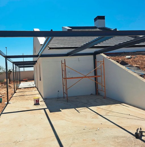 Perspectiva lateral de estructura metálica para porche