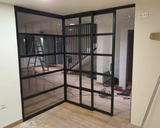 Puerta metálica con cuarterones de vidrio - Perspectiva angular