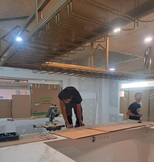 Detalle de rejilla metálica suspendida con iluminación