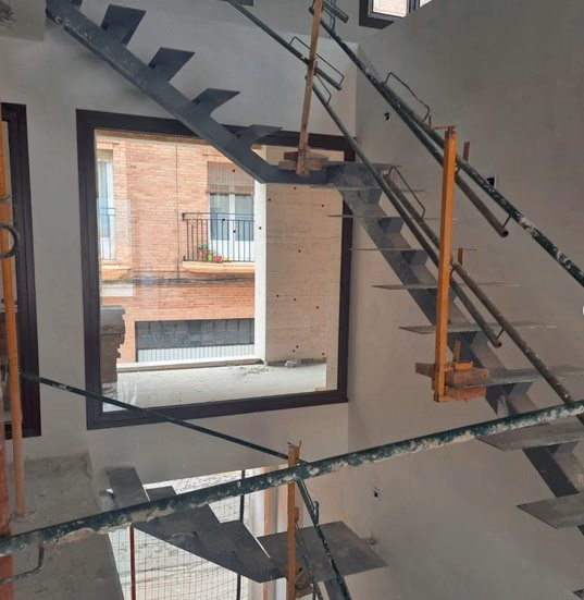 Escalera Metálica Autoportante en Zaragoza