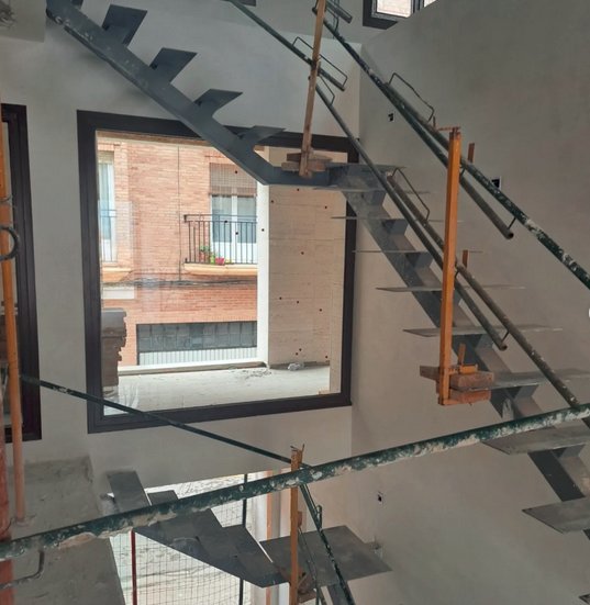 Escalera metálica autoportante en zigzag para interior en Zaragoza