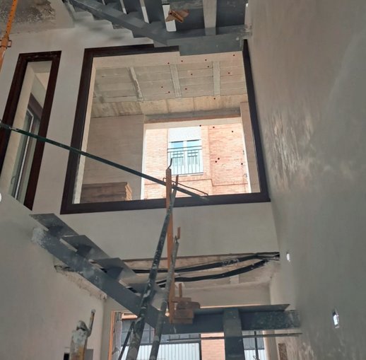 Escalera metálica interior - Perspectiva desde inferior