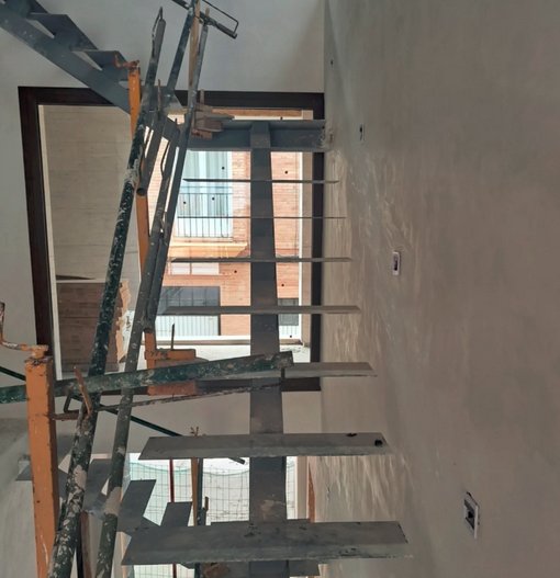 Detalle de estructura de escalera metálica en zigzag