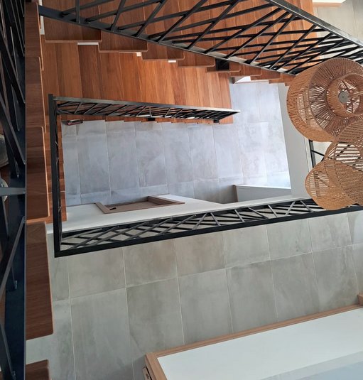 Estructura superior de escalera metálica