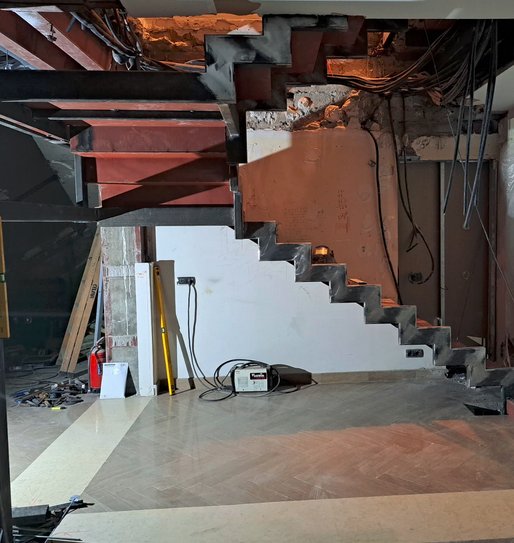 Fase de montaje de escalera metálica interior