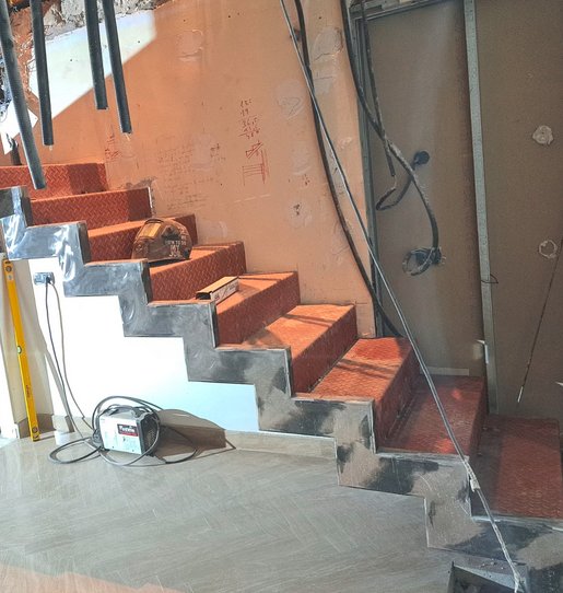 Peldaños de escalera metálica en proceso de instalación