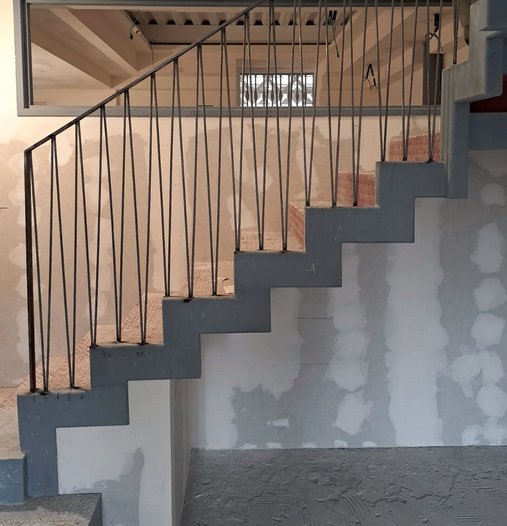 Escalera metálica con barandilla instalada