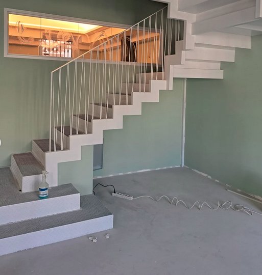 Acabado final de escalera metálica autoportante