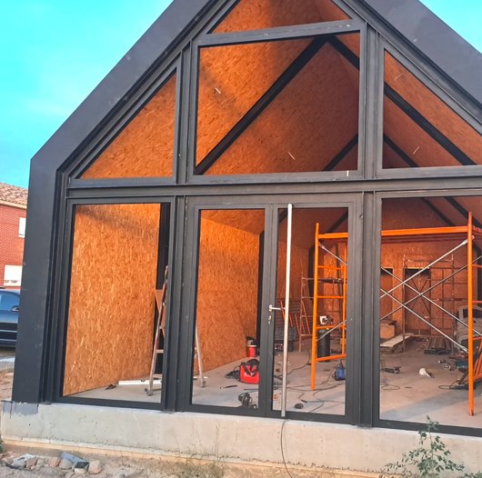 Fase de construcción de estructura metálica cerrada