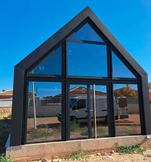 Estructura metálica modular cerrada tipo A-frame en Zaragoza