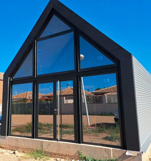 Perspectiva lateral de estructura metálica modular cerrada