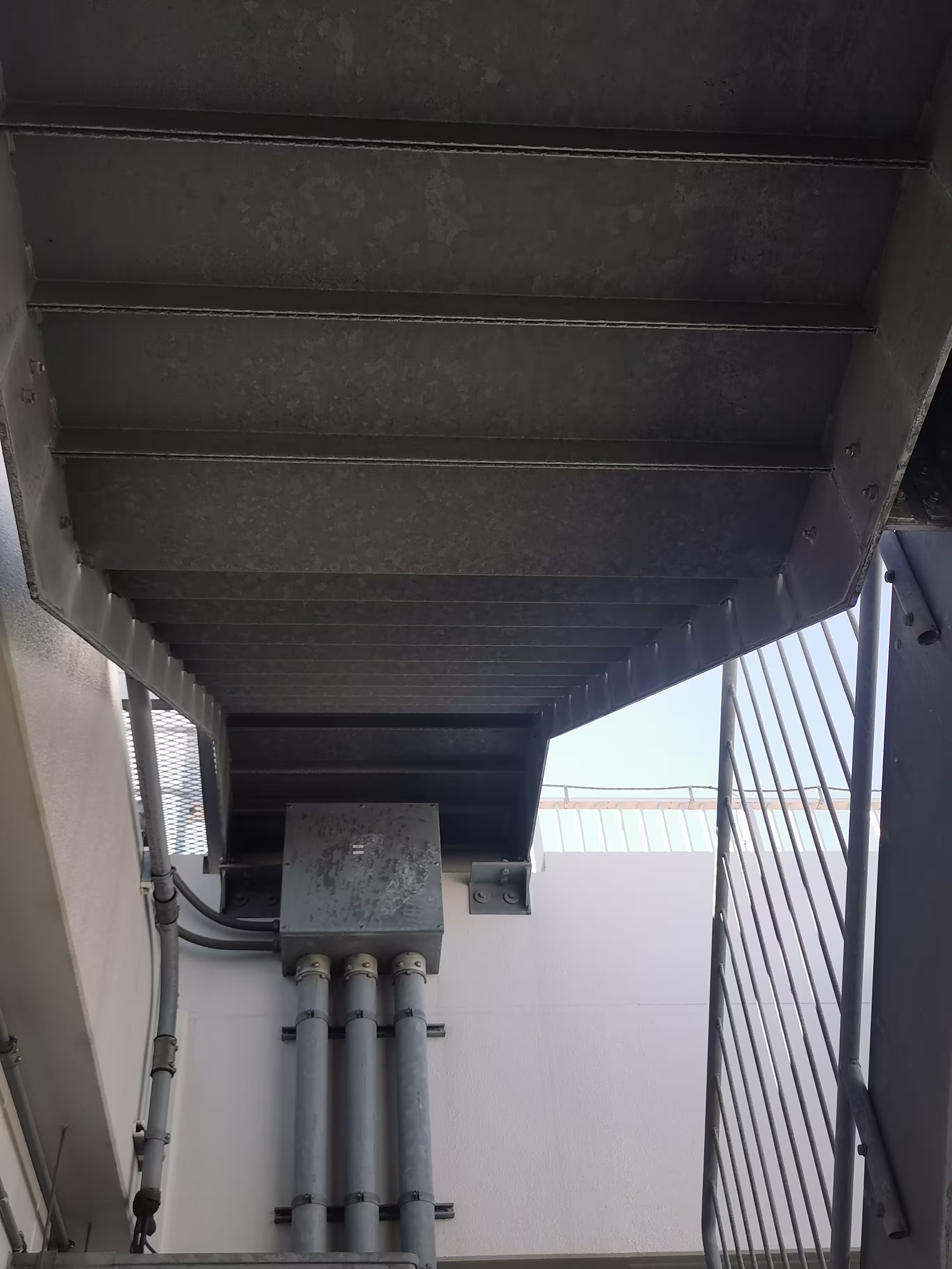 Escalera de servicio industrial en acero galvanizado en PLAZA Zaragoza