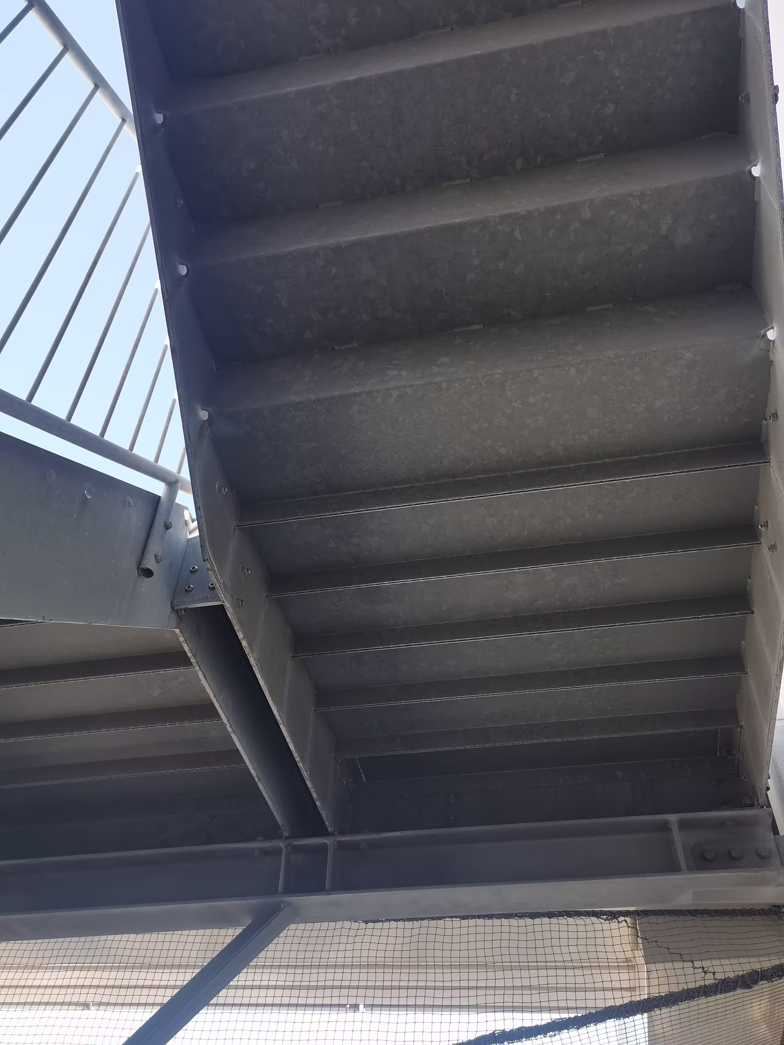 Estructura principal de escalera con perfiles H y peldaños antideslizantes