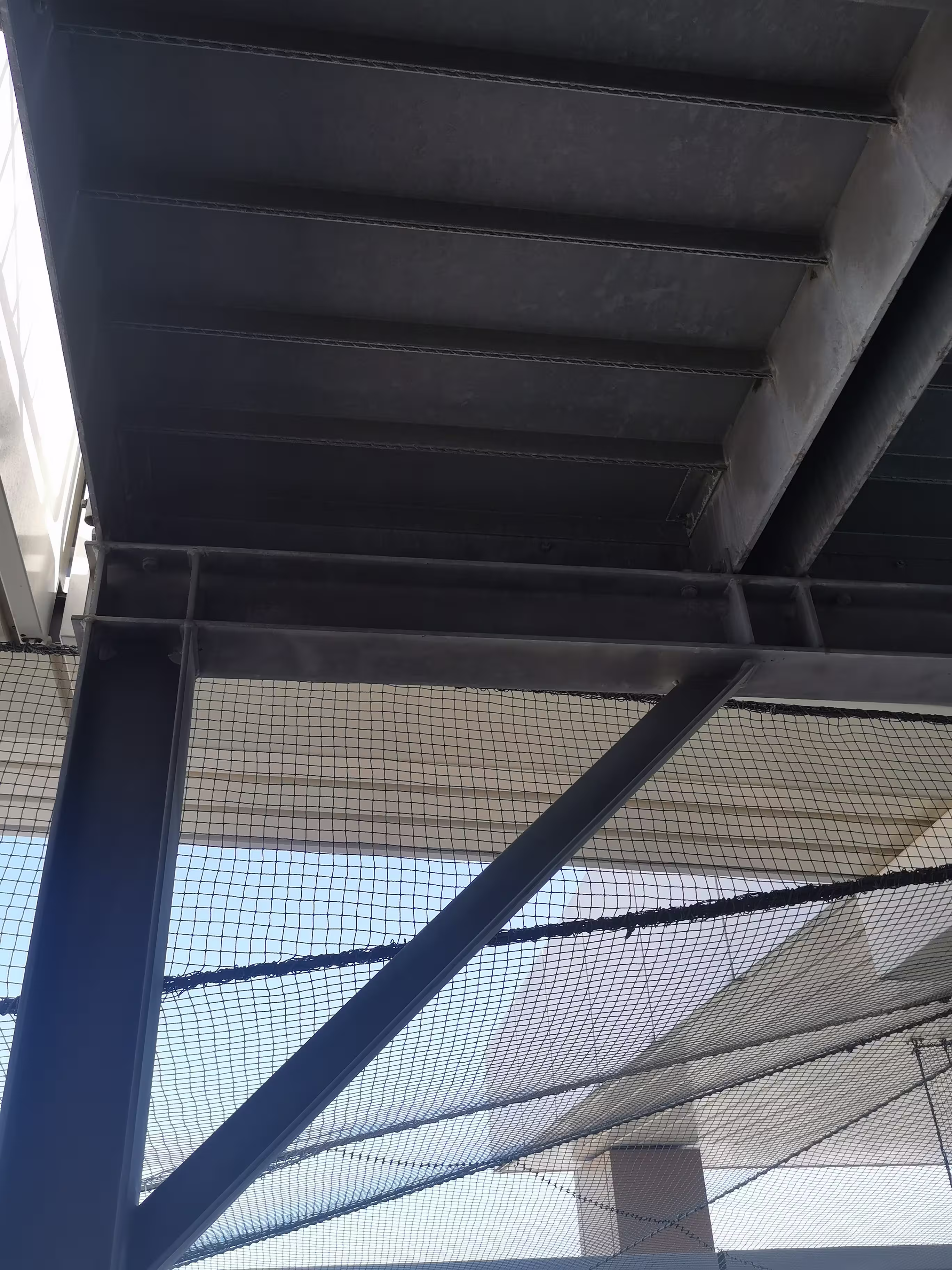 Detalle de peldaños lagrimados galvanizados con barandillas de seguridad