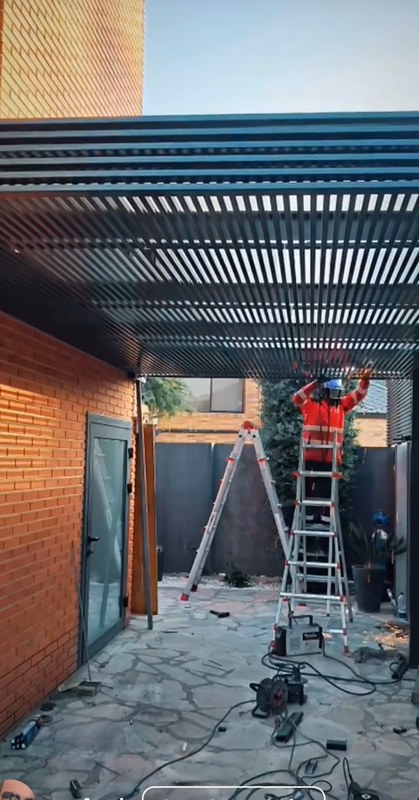 Detalle de lamas horizontales metálicas de la marquesina con separación uniforme
