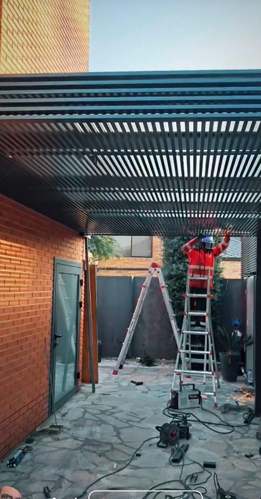 Detalle de lamas horizontales metálicas de la marquesina con separación uniforme