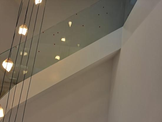 Detalle de fijación y anclaje de montantes metálicos a la estructura