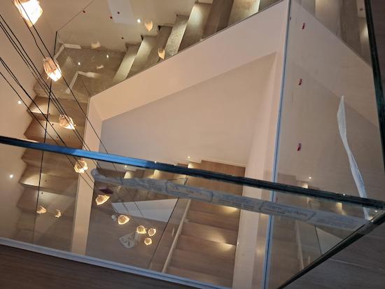 Panel de vidrio templado instalado con perfilería de sujeción