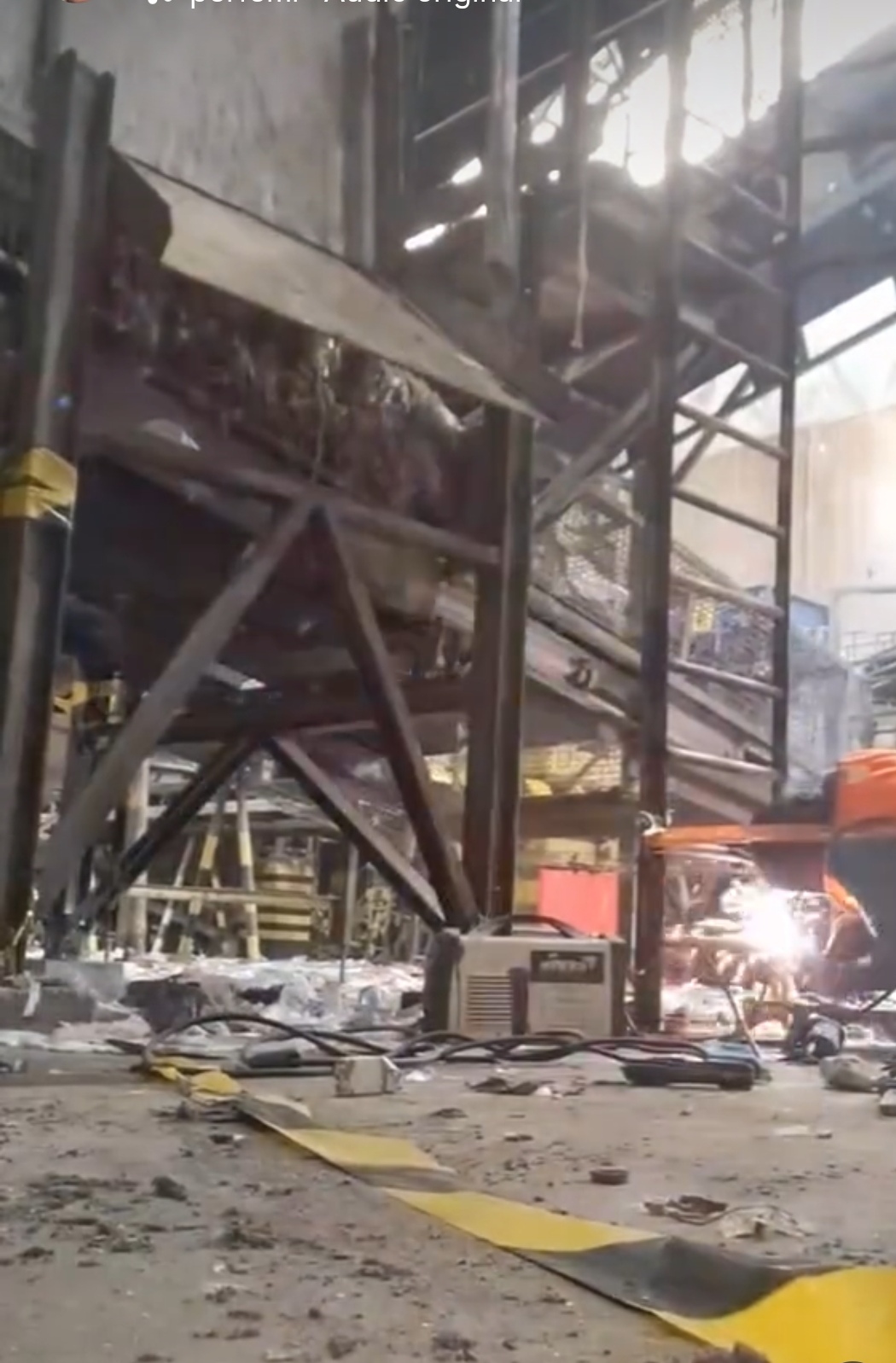 Detalle de soldadura estructural y refuerzo con chapas de rigidización en soporte industrial