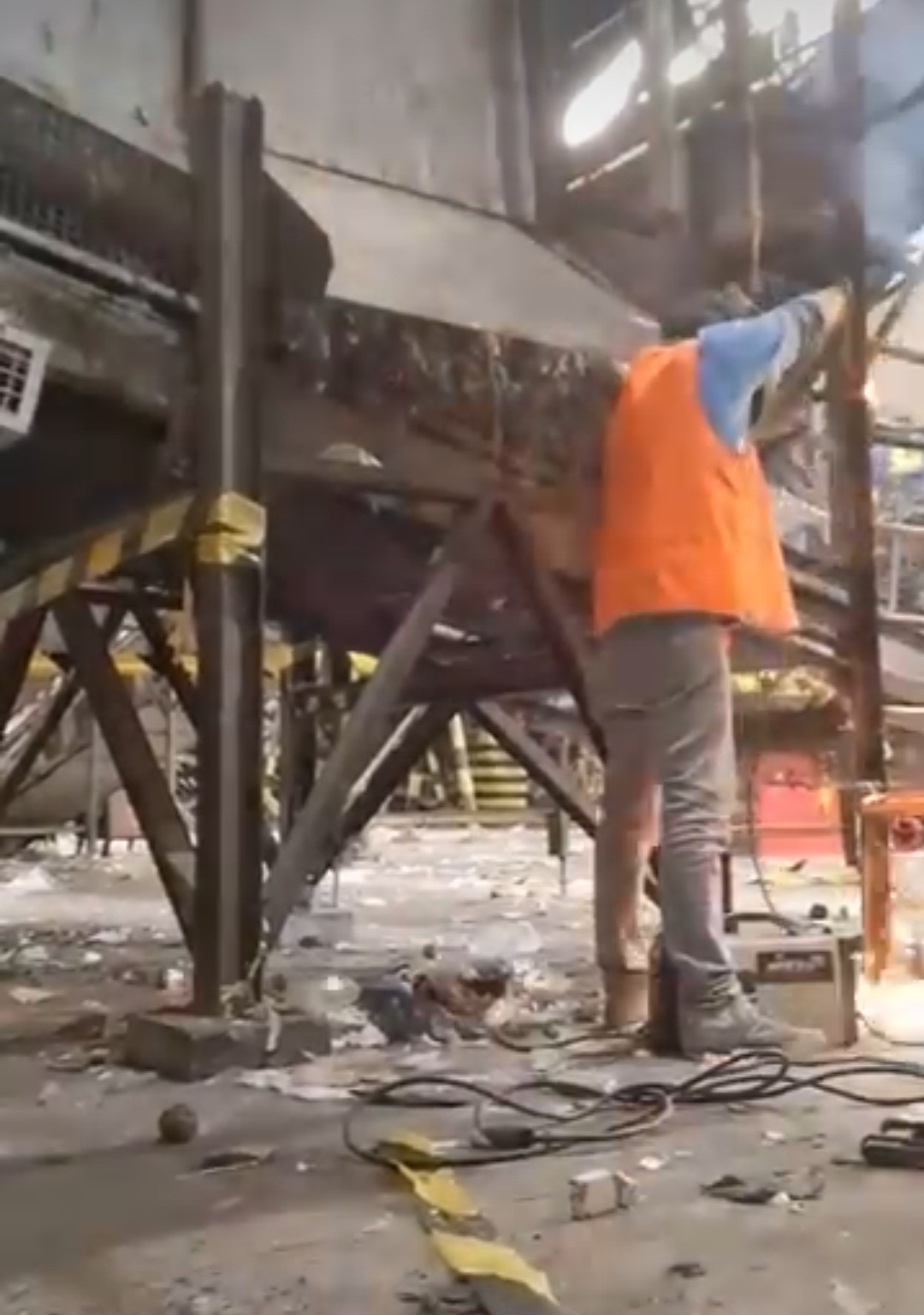 Instalación de escalera metálica de acceso a nivel elevado en planta industrial