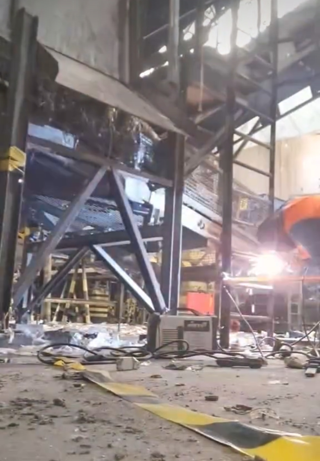 Vista general de la reparación estructural completada con escalera metálica instalada